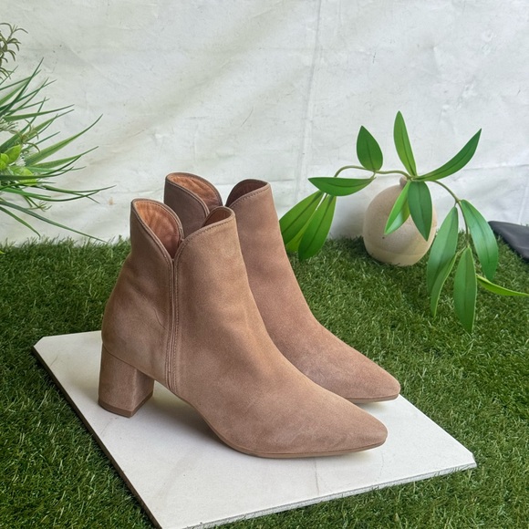AQUATALIA
Kaylani Pointed Toe Booties Suede Taupe Tan size US 6
$395 - Picture 2 of 13
